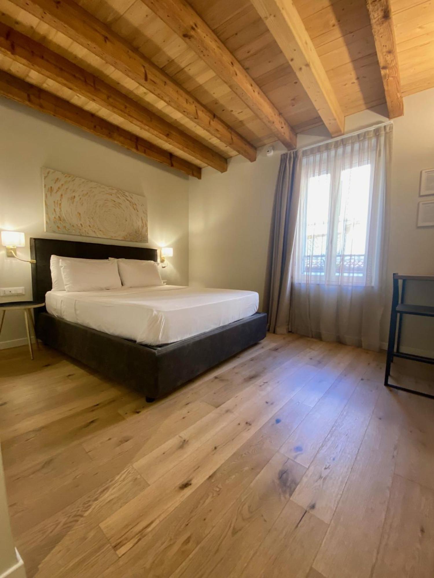 Malvezzi24 Boutique Rooms Desenzano del Garda Exterior photo